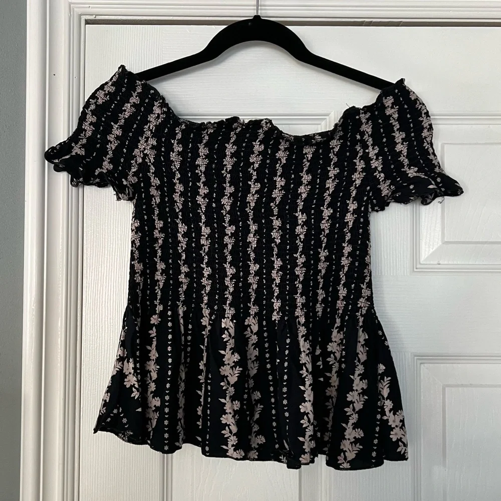 Smocked Off-Shoulder Floral Top - Picture 3 of 4